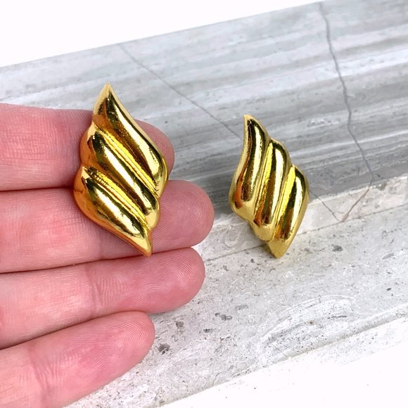 NEW~ Anthropologie Adina Eden Solid Triple Wave On The Ear Stud Gold Earring - Picture 7 of 8